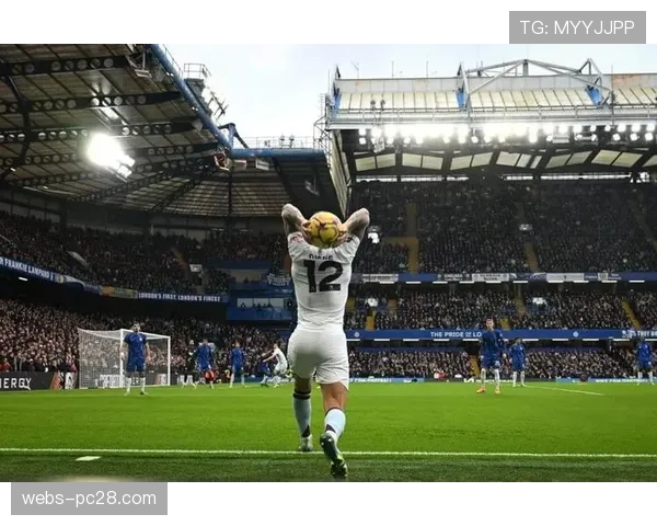 镜头:老将米尔纳在训练中加练长传,以丰富球队由守转攻手段