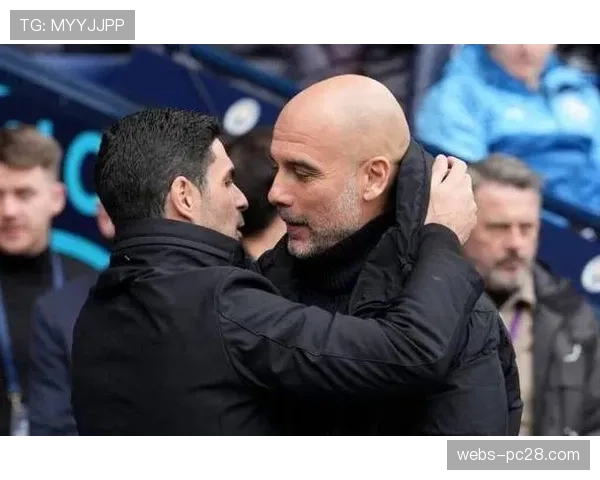 特写：大雨中瓜迪奥拉与阿尔特塔场边激烈交流，随后握手